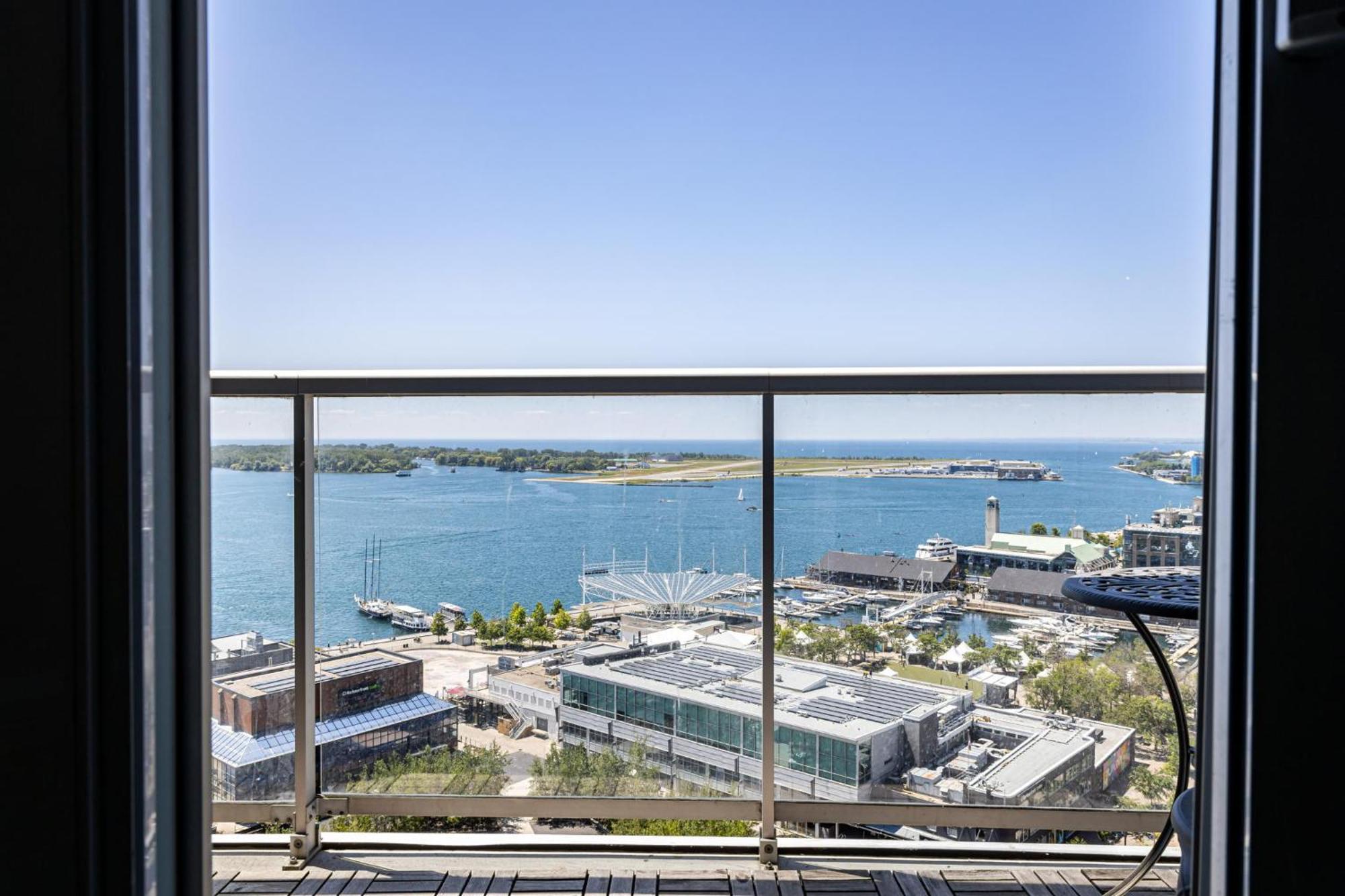 Waterfront Queens Quay West Apartment Toronto Exterior photo